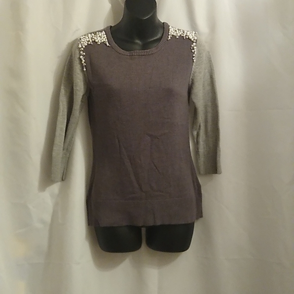 A. Byer grey shirt with faux pearls on the shoulder and quarter sleeves - Picture 1 of 7